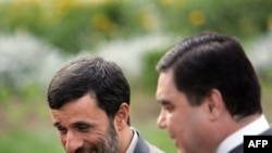 Eýranyň prezidenti Mahmut Ahmedinejad (çepde) we Türkmenistanyň prezidenti Gurbanguly Berdimuhamedow Tähranda duşuşýar, 15-nji iýun, 2007-nji ýyl.