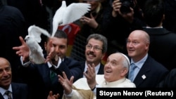 Papa Francisc lansând porumbei albi înainte de a oficia un serviciu divin la Catedrala Catolică a Sfântului Duh din Istanbul, 29 noiembrie 2014.