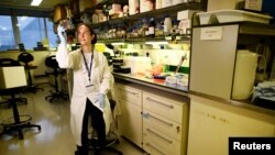 Dr Catherine Reynolds, një studiuese shkencore në Imperial College në laboratorin e saj në Londër, Britani, 22 shkurt 2017. Fotografi nga arkivi. 