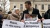 Магомед Хазбиев (справа) и глава Московской Хельсинкской группы Людмила Алексеева на одном из правозащитных пикетов в Москве