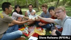 Voluntari din Japonia și alte cîteva state la Mereni
