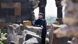 Կան եպիսկոպոսներ, որ ոչ թե եկեղեցի, այլ քաղաքականություն են մտնում. Արամ քահանա