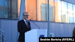 Ministri i Shëndetësisë, Arben Vitia gjatë një konference për media pranë ndërtesës së Qeverisë së Kosovës. Fotografi nga arkivi. 