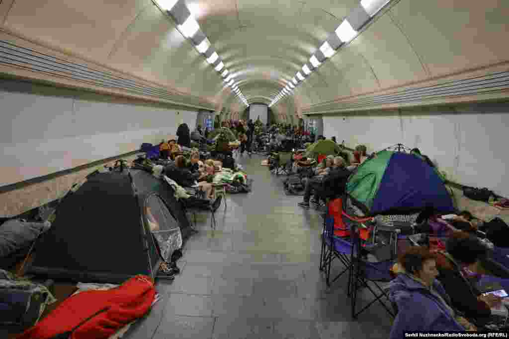 Sok kijevi már felkészülten, sátorral felszerelkezve indul a metróállomásra, ha éjjel légiriadóra ébred