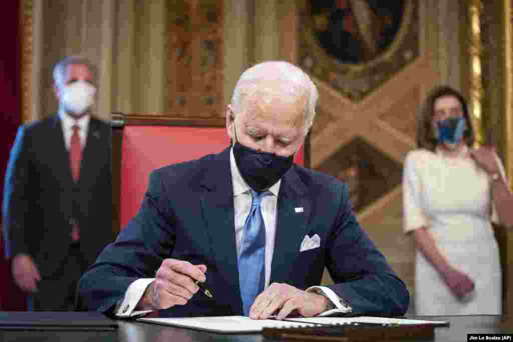 Predsednik SAD Joe Biden potpisuje tri dokumenta, uključujući inauguracionu deklaraciju, nominacije za kabinet i podkabinete u Predsedničkoj sobi na američkom Kapitolu nakon ceremonije inauguracije