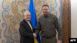 Emisarul special al SUA pentru Ucraina și Rusia, generalul Keith Kellogg (stânga), și șeful biroului prezidențial ucrainean, Andri Ermak (dreapta), la Kiev, 19 februarie 2025.