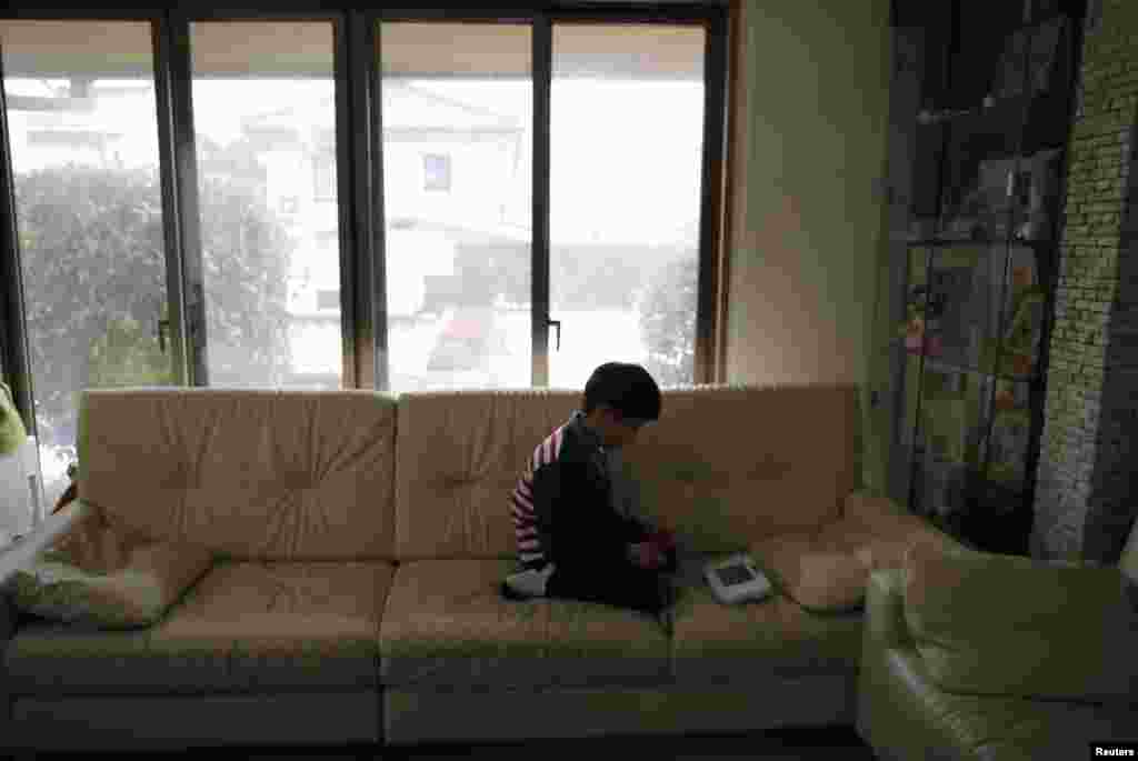 Масиоши Канета (7 лет) играет дома. 