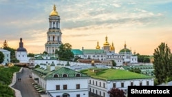 Mânăstirea Pecersk Lavra (Mânăstirea Peșeterilor) a fost înființată în anul 1051, în timpul Rusiei Kievene.