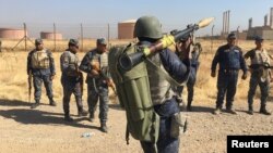 Военнослужащие иракской армии входят в нефтеносные районы вблизи Киркука, 16 октября 