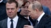 Президент Росії Володимир Путін (праворуч) і прем’єр-міністр Росії Дмитро Медведєв під час церемонії покладання вінка до річниці початку нацистського вторгнення у 1941 році. Москва, 22 червня 2017 року