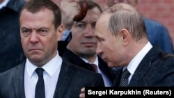 Президент Росії Володимир Путін (праворуч) і прем’єр-міністр Росії Дмитро Медведєв під час церемонії покладання вінка до річниці початку нацистського вторгнення у 1941 році. Москва, 22 червня 2017 року