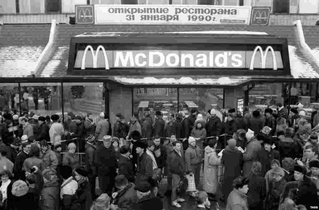 Дълга опашка на Пушкинския площад. Предстои отварянето на първия "Макдоналдс" в СССР. Датата е 31 януари 1990 г.