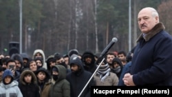 Bjeloruski predsjednik Aleksandar Lukašenko razgovara s migrantima u posjeti transportno-logističkom centru Bruzgi na bjelorusko-poljskoj granici, u regiji Grodno, Bjelorusija 26. novembra 2021.