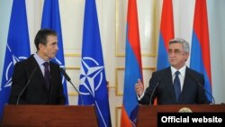ՆԱՏՕ-ի գլխավոր քարտուղար Անդերս Ֆոգ Ռասմուսենը եւ նախագահ Սերժ Սարգսյանը համատեղ ասուլիսում, 6-ը սեպտեմբերի, 2012