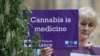 A kannabisz gyógyászati felhasználásának legalizálását sürgető tüntető, London (Egyesült Királyság), 2017. október 10.