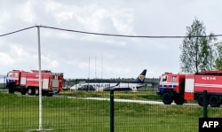 A Ryanair Athénból Vilniusba tartó, földre kényszerített Boeing 737-8AS gépe a Minszki Nemzetközi Reptéren, 2021. május 23-án