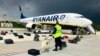 Полет FR4978 на компанията Ryanair разтоварва багаж на летището в Минск на 23 май