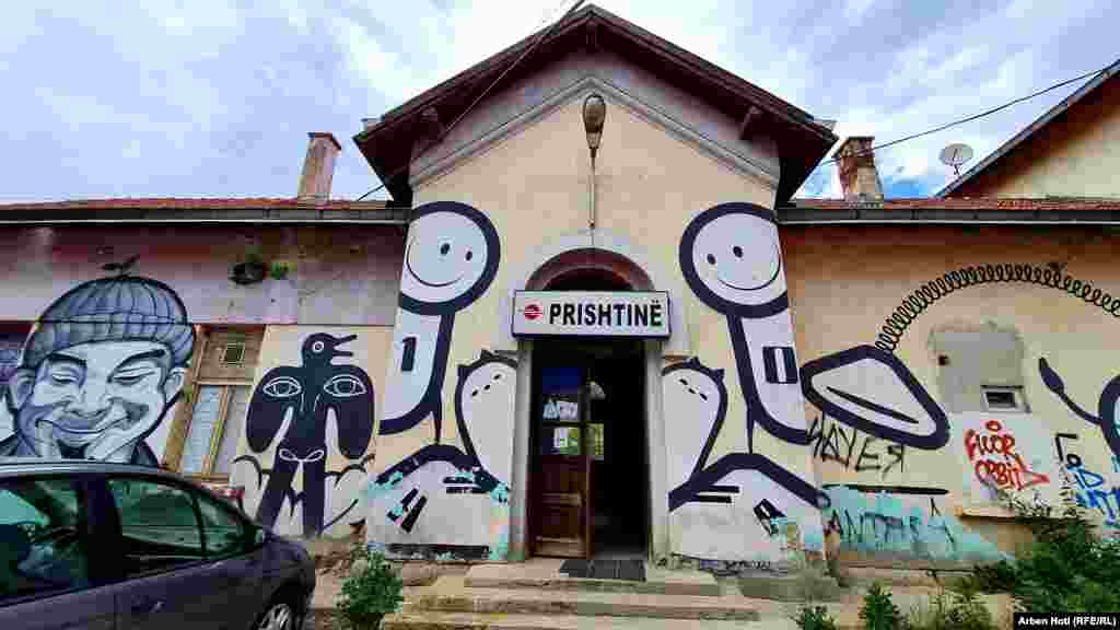 Grafite në stacionin e trenit në Prishtinë. 