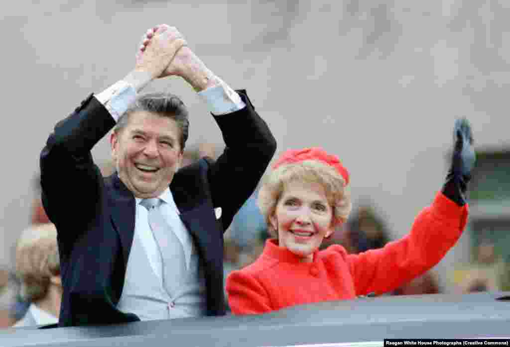 Presidenti Ronald Reagan dhe zonja e parë Nancy, përshëndesin nga limuzina e tyre gjatë paradës së inaugurimit më 20 janar 1981. Reagan shërbeu dy mandate të plota në detyrë.