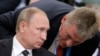 Президент Росії Володимир Путін і його прес-секретар Дмитро Пєсков (праворуч)
