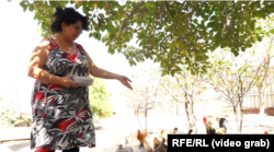 Vasila Mammadova në oborrin e shtëpisë së saj në Pirshagi, Azerbajxhan.