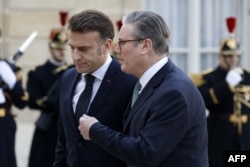 Francuski predsjednik Emmanuel Macron dočekuje britanskog premijera Keira Starmera u Parizu 17. februara 2025.