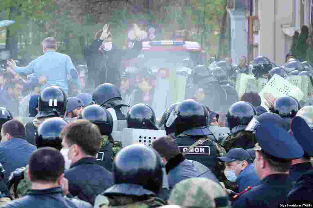 Руската полиција се соочи со народот што протестира против наредбите за изолација во Владикавказ, Северна Осетија, на 20 април.