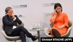 Sem a zöld jelölt, Annalena Baerbock (jobb oldalon), sem a korábbi észak-rajna-vesztfáliai miniszterelnök, Merkel felkent utódja a CDU élén, Armin Laschet nem tűnik karizmatikusnak