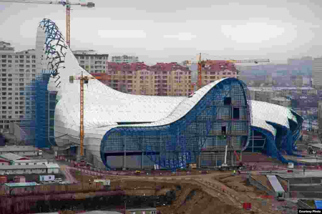 Construcția Centrului Cultural Heydar Aliev a &icirc;nceput &icirc;n 2007. Centrul poartă numele tatătului actualului preşedinte azer Ilham Aliev.