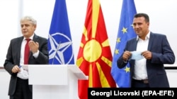 Kreu i BDI-së, Ali Ahmeti dhe ai i LSDM-së, Zoran Zaev gjatë konferencës së përbashkët për media. 