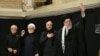 Ajatollah Ali Khamenei i Iranit (djathtas) bën daljen e parë publike që nga fillimi i luftës me Izraelin.
