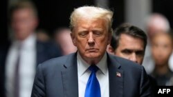 Fostul președinte american și candidat republican la președinția SUA, Donald Trump, se îndreaptă către jurnaliști după condamnarea sa la Tribunalul Penal din Manhattan, în New York, pe 30 mai 2024.