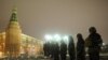 Милицейские кордоны на Манежной площади в Москве вечером 13 декабря были выставлены для предотвращения возможных массовых беспорядков
