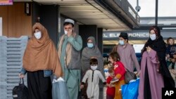 Familjet e evakuuara nga Kabuli, Afganistan, ecin nëpër terminal për të hipur në një autobus pasi kanë mbërritur në Aeroportin Ndërkombëtar Washington Dulles, në Chantilly, Virxhinia, më 1 shtator 2021.