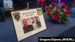 Policajci Ministarstva unutrašnjih poslova Katona Sarajevo Adis Šehović i Davor Vujinović ubijeni su 26. oktobra 2018. godine, u pucnjavi koja se dogodila u sarajevskom naselju Alipašino Polje (Foto: komemoracija policajcima 29. oktobar 2018)