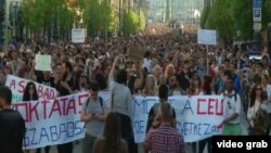 Илјадници студенти на 2 април излегоа на улиците на Будимпешта на протест против носењето на законот