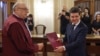 Președintele României spune că știe din experiența de membru al unei organizații guvernamentale și de primar, că unii magistrați români sunt extrem de încărcați cu dosare.