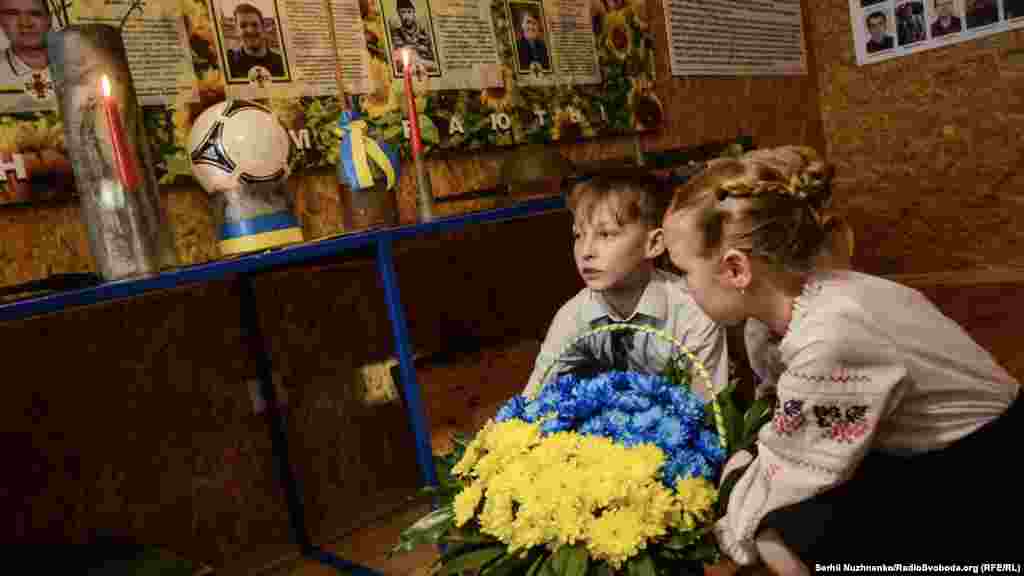 Квіти до символічного меморіалу пам’яті загиблим військовим