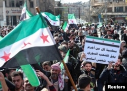 Sirianët protestojnë në mbështetje të qeverisë siriane në Alepo më 7 mars.