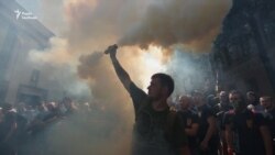 Штовханина під Радою: активісти палили фаєри (відео)