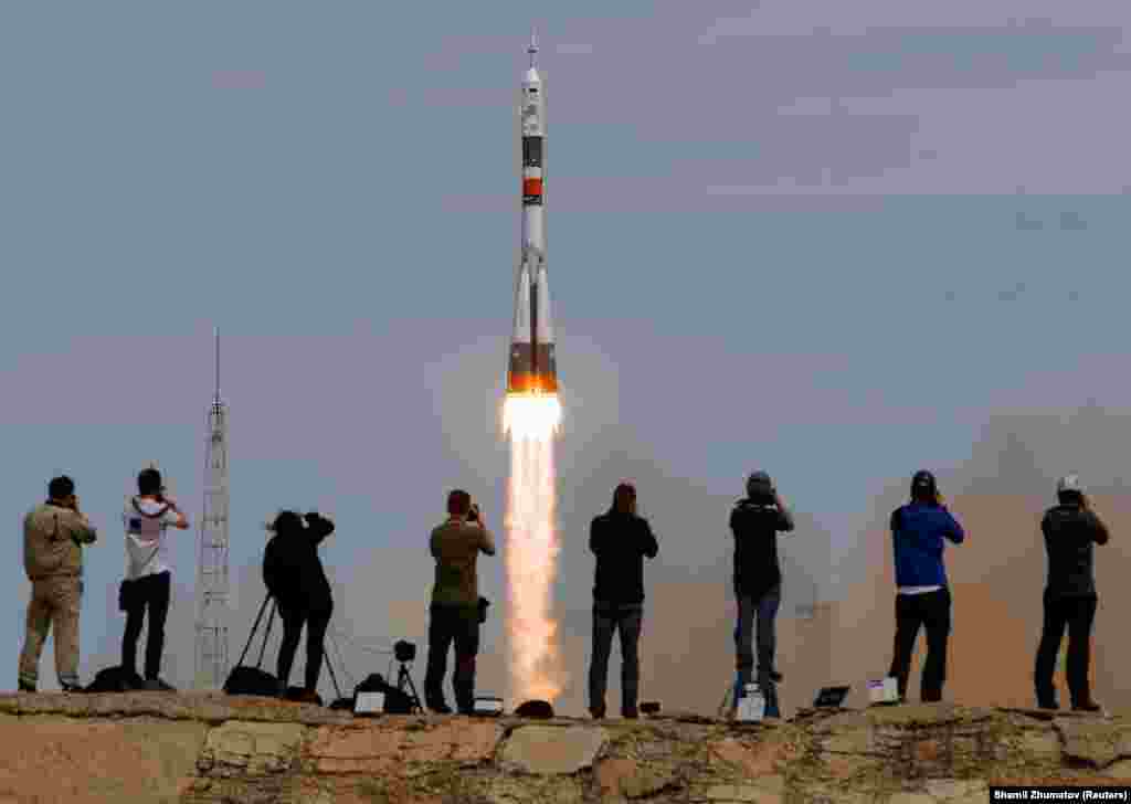 Sojuz je prevezao jednog američkog i dva ruska astronauta do Međunarodne svemirske stanice u 2017. godini. Bloger za putovanja Rik Gazarian je 2018. godine rekao za Radio Slobodna Evropa (RSE) da je strancima bilo dozvoljeno da gledaju lansiranje sa daljine od skoro jednog kilometra. 