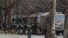 Soldat ucrainean pe frontul de est, pe brațe și-a tuatuat „Slavă Ucrainei” și „Ucraina începe cu tine”, 9 iulie 2022. 
