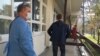 Familjarët shoqërojnë pacientët me COVID-19 në Klinikën Infektive të QKUK-së. 