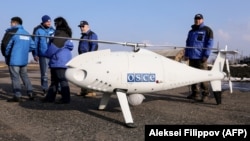 Спеціальна моніторингова місія ОБСЄ в Україні почала роботу 21 березня 2014 року на підставі запиту від уряду України до ОБСЄ і консенсусного рішення всіх 57 країн-учасниць ОБСЄ