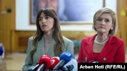 Albulena Haxhiu, djathtas, dhe Mimoza Kusari, nga Lëvizja Vetëvendosje.