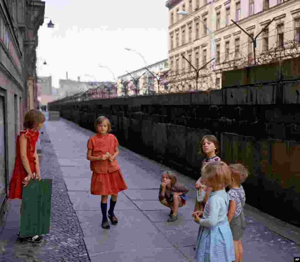 Fëmijë në Berlinin Perëndimor në vitin 1968 duke luajtur pranë murit përgjatë rrugës Sebastian që e ndau atë përgjysmë.