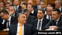 Viktor Orban și colegi din Fidesz la ședința inaugurală a parlamentului de la Budapesta, 6 mai 2014