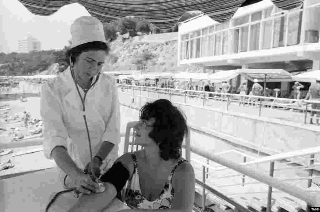 Një infermiere e sanatoriumit ukrainas duke kryer kontrollin te një pushues nga Kabardino-Balkaria më 1977.