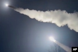 Това изображение е направено от видео, публикувано на 19 ноември в канал в Телеграм, свързан с украинската армия. Каналът твърди, че видеото показва доставени от САЩ ракети ATACMS, изстреляни от необявено място в Украйна.