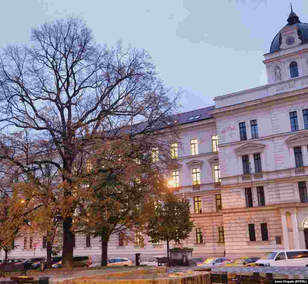 Monumenti i ekuipazhit të tankut sovjetik në Pragë, i fotografuar në vitin 1961. Tanku u pikturua në rozë nga artisti David Cerny në prill të vitit 1991 dhe u hoq në qershor të të njëjtit vit.